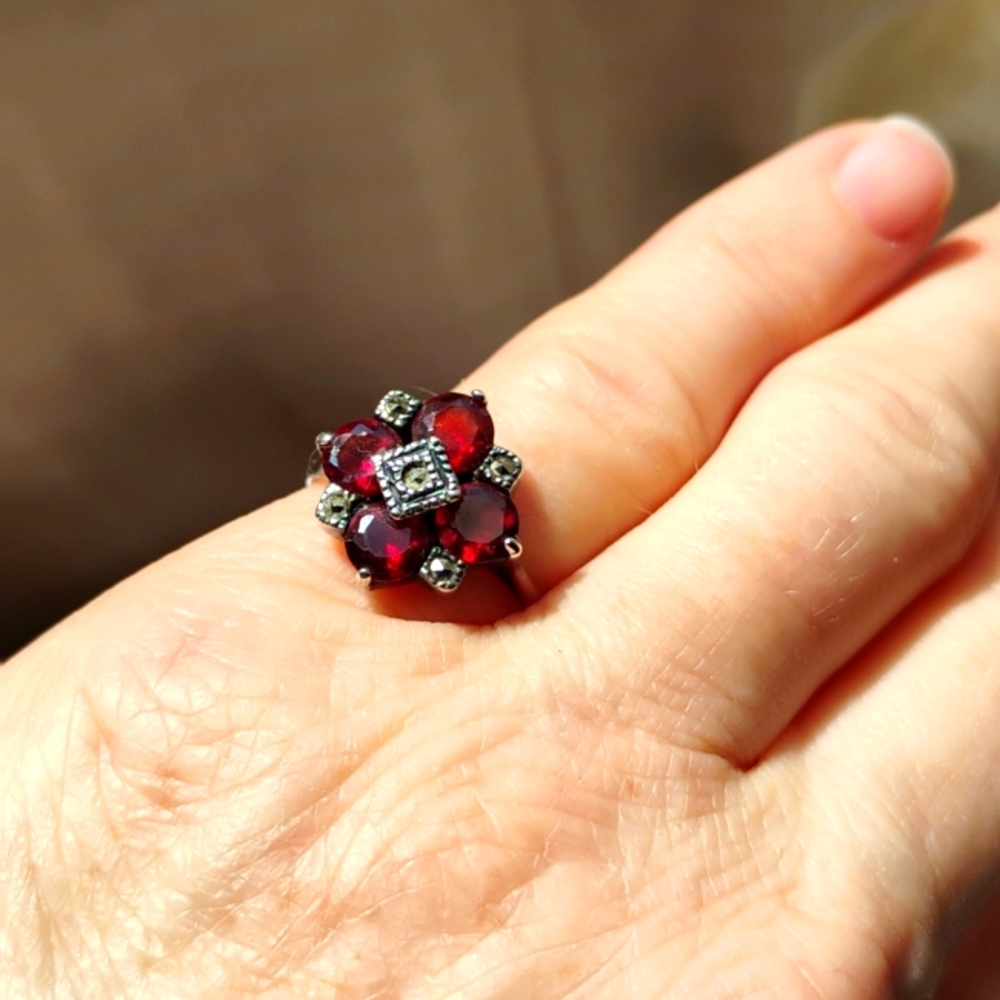 Marcacite & Rubies 4 Lustrous Deep Red Stones 925 Size 6.5